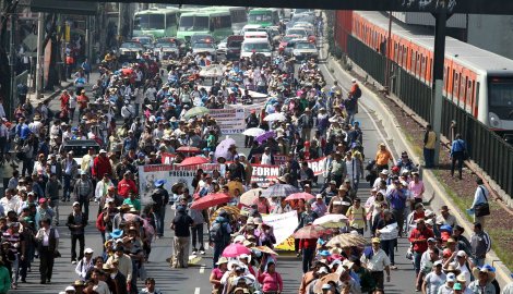 20315049. México, D.F.- Aspecto de la manifestación de maestros de la Coordinadora Nacional de Trabajadores de la Educación (CNTE), que avanzan sobre la Calzada de Tlalpan, rumbo al Zócalo, desquiciando el tráfico en la capital. NOTIMEX/FOTO/GUSTAVO DURÁN/GDH/WAR/