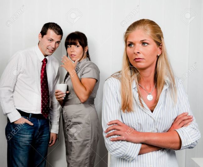 11275901-la-intimidación-en-el-lugar-de-trabajo-de-una-oficina-el-chisme-en-la-oficina-Foto-de-archivo