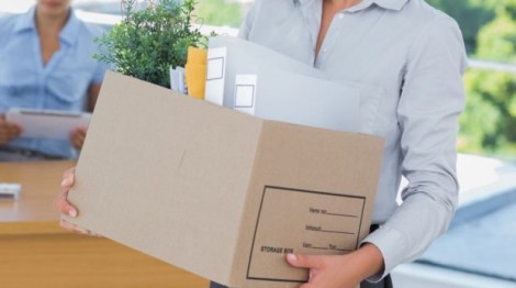 Mujer-con-una-caja-con-las-cosas-de-su-empleo-dejando-su-trabajo-619x346
